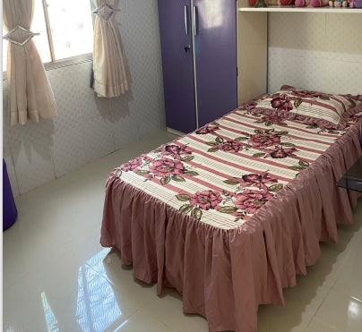 Colcha de cama estampada com babado